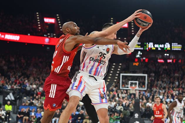 Isiaha MIKE (FCB), Aktion,Zweikampf gegen Derek Willis (Paris), Basketball Euro League,Saison 2025 2026, FC Bayern Muenchen - Paris Basketball am 03.02.2026 , S A P G A R D EN