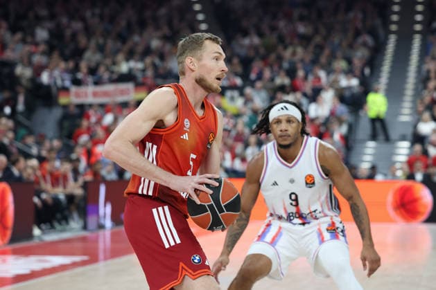 Niels Giffey (FC Bayern Basketball, 05) mit Lamar Stevens (Paris Basketball, 09), GER, FC Bayern Basketball vs. Paris Basketball, Basketball, Euroleague, 26. Spieltag, Saison 2025 2026, 03.02.2026, GER, FC Bayern Basketball vs. Paris Basketball, Basketball, Euroleague, 26. Spieltag, Saison 2025 2026, 03.02.2026 Muenchen Copyright: xEibner-Pressefoto JennixMaulx EP_JML