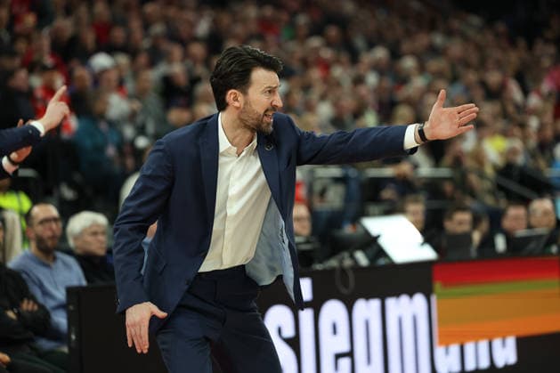Francesco Tabellini (Paris Basketball, Chef-Trainer) gestikuliert, GER, FC Bayern Basketball vs. Paris Basketball, Basketball, Euroleague, 26. Spieltag, Saison 2025 2026, 03.02.2026, GER, FC Bayern Basketball vs. Paris Basketball, Basketball, Euroleague, 26. Spieltag, Saison 2025 2026, 03.02.2026 Muenchen Copyright: xEibner-Pressefoto JennixMaulx EP_JML