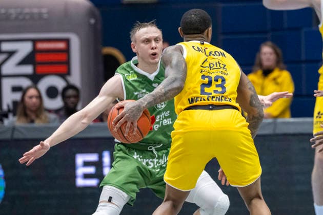 European North Basketball League, ENBL, -2025 2026 - Syntainics MBC vs.Hefte Helfen Bulls Kapfenberg Weissenfels, Deutschland 03.Februar 2026: Im Bild:v.li.Vitalii Zotov (Kapfenberg) und Charles Callison (Weissenfels) Weissenfels Stadthalle Weissenfels Sachsen-Anhalt Deutschland