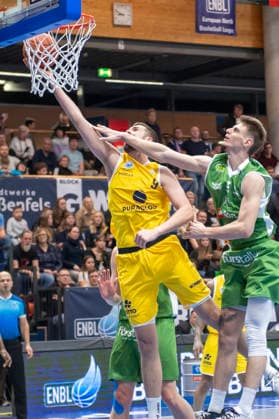 European North Basketball League, ENBL, -2025 2026 - Syntainics MBC vs.Hefte Helfen Bulls Kapfenberg Weissenfels, Deutschland 03.Februar 2026: Im Bild:v.li.Kresimir Nikic (Weissenfels) und Daniel Grgic (Kapfenberg) Weissenfels Stadthalle Weissenfels Sachsen-Anhalt Deutschland