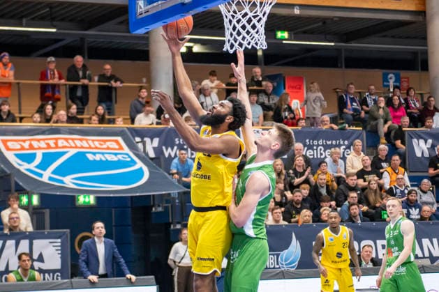 European North Basketball League, ENBL, -2025 2026 - Syntainics MBC vs.Hefte Helfen Bulls Kapfenberg Weissenfels, Deutschland 03.Februar 2026: Im Bild:v.li.RJ Gunn (Weissenfels) und Daniel Grgic (Kapfenberg) Weissenfels Stadthalle Weissenfels Sachsen-Anhalt Deutschland