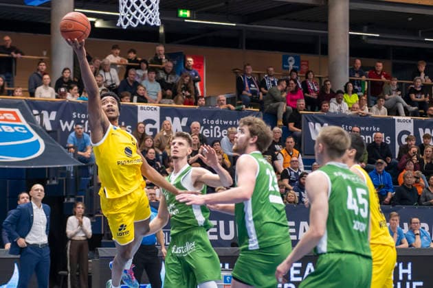 European North Basketball League, ENBL, -2025 2026 - Syntainics MBC vs.Hefte Helfen Bulls Kapfenberg Weissenfels, Deutschland 03.Februar 2026: Im Bild:v.li.Marcus Foster (Weissenfels), Daniel Grgic (Kapfenberg), Alex Gross (Kapfenberg) und Vitalii Zotov (Kapfenberg) Weissenfels Stadthalle Weissenfels Sachsen-Anhalt Deutschland