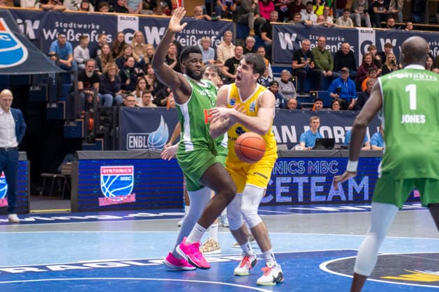 European North Basketball League, ENBL, -2025 2026 - Syntainics MBC vs.Hefte Helfen Bulls Kapfenberg Weissenfels, Deutschland 03.Februar 2026: Im Bild:v.li.Ryan Lobreau (Kapfenberg) und Jure Planinic (Weissenfels) Weissenfels Stadthalle Weissenfels Sachsen-Anhalt Deutschland
