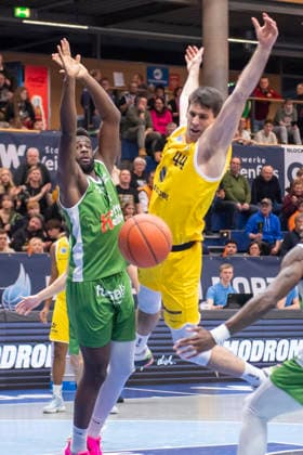 European North Basketball League, ENBL, -2025 2026 - Syntainics MBC vs.Hefte Helfen Bulls Kapfenberg Weissenfels, Deutschland 03.Februar 2026: Im Bild:v.li.Ryan Lobreau (Kapfenberg) und Jure Planinic (Weissenfels) Weissenfels Stadthalle Weissenfels Sachsen-Anhalt Deutschland