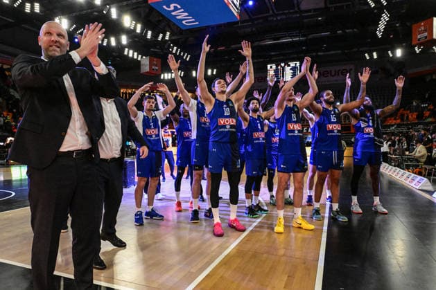 BKT Euro Cup; Ratiopharm Ulm gegen Buducnost VOLI Podgorica, Ratiopharm Arena Ulm 03.02.2026 Mannschaft von Podgorica feiert Sieg gegen Ulm ausgelassen. Ulm 03.02.2026 - 17. Spieltag BKT EuroCup, Ratiopharm Ulm gegen Buducnost VOLI Podgorica, Ratiopharm Arena Ulm Copyright: xBEAUTIFULxSPORTS Märklx