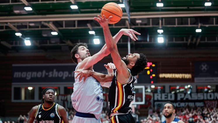 Im Bild: v.li. Ante Tomic (Joventut Badalona, 44) gegen Davion Mintz (Wuerzburg Baskets, 10) 03.02.2026, Fitness First Wuerzburg Baskets vs. Joventut Badalona, Basketball Champions League, Round of 16, Group K, 3. Spieltag, Deutschland, 97072, tectake-Arena Wuerzburg, Copyright: HMBxMedia xJulienxBecker
