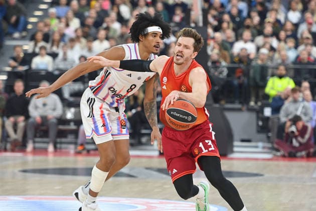 Andreas OBST (FCB), Aktion,Zweikampf gegen Jared Rhoden (Paris). Basketball Euro League,Saison 2025 2026, FC Bayern Muenchen - Paris Basketball am 03.02.2026 , S A P G A R D EN
