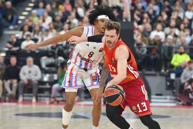 Andreas OBST (FCB), Aktion,Zweikampf gegen Jared Rhoden (Paris). Basketball Euro League,Saison 2025 2026, FC Bayern Muenchen - Paris Basketball am 03.02.2026 , S A P G A R D EN