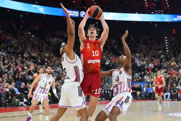 Justinien JESSUP (FCB), Aktion,Zweikampf gegen li:Jared Rhoden (Paris), re:Allan Dokossi (Paris). Basketball Euro League,Saison 2025 2026, FC Bayern Muenchen - Paris Basketball am 03.02.2026 , S A P G A R D EN
