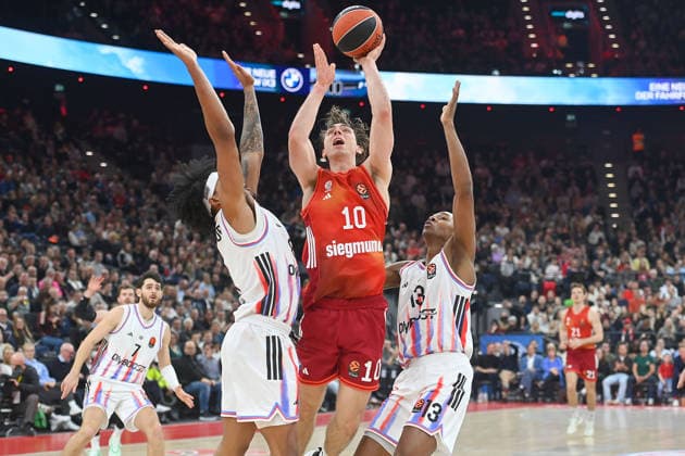 Justinien JESSUP (FCB), Aktion,Zweikampf gegen li:Jared Rhoden (Paris), re:Allan Dokossi (Paris). Basketball Euro League,Saison 2025 2026, FC Bayern Muenchen - Paris Basketball am 03.02.2026 , S A P G A R D EN