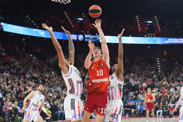 Justinien JESSUP (FCB), Aktion,Zweikampf gegen li:Jared Rhoden (Paris), re:Allan Dokossi (Paris). Basketball Euro League,Saison 2025 2026, FC Bayern Muenchen - Paris Basketball am 03.02.2026 , S A P G A R D EN