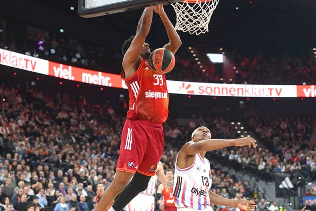 Freddie GILLESPIE (FCB) Aktion,Zweikampf gegen re: Allan Dokossi (Paris) Basketball Euro League,Saison 2025 2026, FC Bayern Muenchen - Paris Basketball am 03.02.2026 , S A P G A R D EN