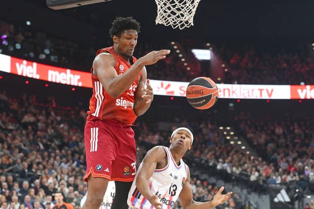 Freddie GILLESPIE (FCB) Aktion,Zweikampf gegen re: Allan Dokossi (Paris) Basketball Euro League,Saison 2025 2026, FC Bayern Muenchen - Paris Basketball am 03.02.2026 , S A P G A R D EN