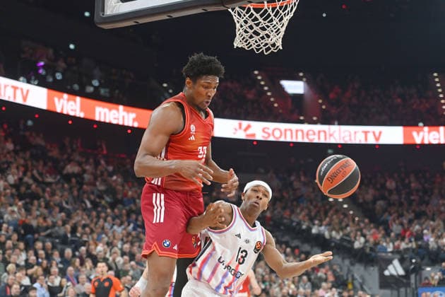 Freddie GILLESPIE (FCB) Aktion,Zweikampf gegen re: Allan Dokossi (Paris) Basketball Euro League,Saison 2025 2026, FC Bayern Muenchen - Paris Basketball am 03.02.2026 , S A P G A R D EN