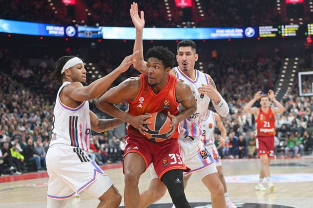 Freddie GILLESPIE (FCB) Aktion,Zweikampf gegen re: Derek Willis (Paris), li:STEVENS (Paris) Basketball Euro League,Saison 2025 2026, FC Bayern Muenchen - Paris Basketball am 03.02.2026 , S A P G A R D EN