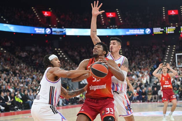Freddie GILLESPIE (FCB) Aktion,Zweikampf gegen re: Derek Willis (Paris), li:STEVENS (Paris) Basketball Euro League,Saison 2025 2026, FC Bayern Muenchen - Paris Basketball am 03.02.2026 , S A P G A R D EN