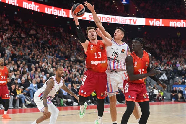 Andreas OBST (FCB), Aktion,Zweikampf gegen Derek Willis (Paris), re:Wenyen GABRIEL (FCB). Basketball Euro League,Saison 2025 2026, FC Bayern Muenchen - Paris Basketball am 03.02.2026 , S A P G A R D EN