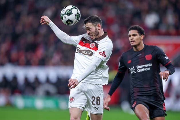 03.02.2026, Fußball, DFB-Pokal Viertelfinale, Bayer 04 Leverkusen - FC St. Pauli, BayArena, Saison 2025 2026: Mathias Pereira Lage (FC St.Pauli 28) im Zweikampf gegen Jarell Quansah (Bayer04 Leverkusen 04) DFB regulations prohibit any use of photographs as image sequences and or quasi-video. Nordrhein-Westfalen Deutschland *** 03 02 2026, Soccer, DFB Pokal Quarterfinal, Bayer 04 Leverkusen FC St Pauli, BayArena, Season 2025 2026 Mathias Pereira Lage FC St Pauli 28 in duel against Jarell Quansah Bayer04 Leverkusen 04 DFB regulations prohibit any use of photographs as image sequences and or quasi video Nordrhein Westfalen Germany