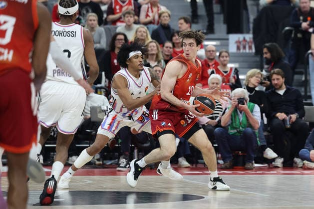 Justinian Jessup (FC Bayern Basketball, 10) mit Jared Rhoden (Paris Basketball, 08), GER, FC Bayern Basketball vs. Paris Basketball, Basketball, Euroleague, 26. Spieltag, Saison 2025 2026, 03.02.2026, GER, FC Bayern Basketball vs. Paris Basketball, Basketball, Euroleague, 26. Spieltag, Saison 2025 2026, 03.02.2026 Muenchen Copyright: xEibner-Pressefoto JennixMaulx EP_JML