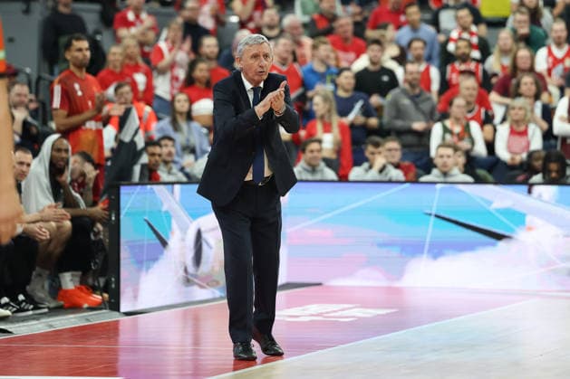 Svetislav Pesic (FC Bayern Basketball, Chef-Trainer) applaudiert, GER, FC Bayern Basketball vs. Paris Basketball, Basketball, Euroleague, 26. Spieltag, Saison 2025 2026, 03.02.2026, GER, FC Bayern Basketball vs. Paris Basketball, Basketball, Euroleague, 26. Spieltag, Saison 2025 2026, 03.02.2026 Muenchen Copyright: xEibner-Pressefoto JennixMaulx EP_JML