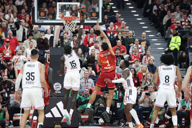 Oscar da Silva (FC Bayern Basketball, 01) mit Ball am Korb, mit Mouhamed Faye (Paris Basketball, 15) und Yakuba Ouattara (Paris Basketball, 24), mit Jared Rhoden (Paris Basketball, 08), GER, FC Bayern Basketball vs. Paris Basketball, Basketball, Euroleague, 26. Spieltag, Saison 2025 2026, 03.02.2026, GER, FC Bayern Basketball vs. Paris Basketball, Basketball, Euroleague, 26. Spieltag, Saison 2025 2026, 03.02.2026 Muenchen Copyright: xEibner-Pressefoto JennixMaulx EP_JML