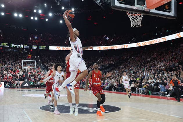 Lamar Stevens (Paris Basketball, 09) mit Isiaha Mike (FC Bayern Basketball, 22) und Nadir Hifi (Paris Basketball, 02), GER, FC Bayern Basketball vs. Paris Basketball, Basketball, Euroleague, 26. Spieltag, Saison 2025 2026, 03.02.2026, GER, FC Bayern Basketball vs. Paris Basketball, Basketball, Euroleague, 26. Spieltag, Saison 2025 2026, 03.02.2026 Muenchen Copyright: xEibner-Pressefoto JennixMaulx EP_JML