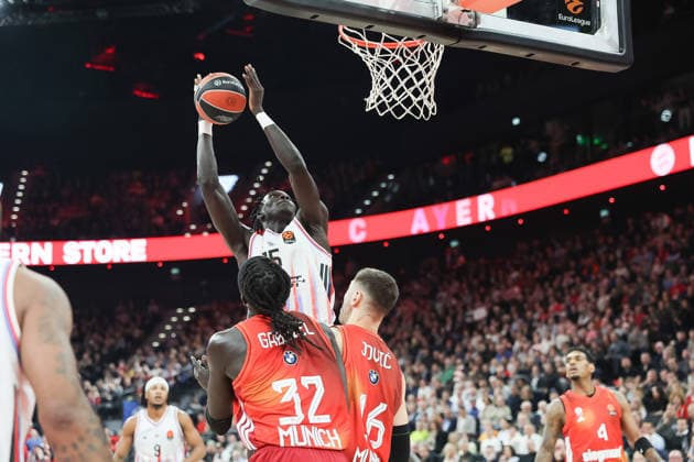 Mouhamed Faye (Paris Basketball, 15) mit Ball am Korb, mit Wenyen Gabriel (FC Bayern Basketball, 32) und Stefan Jovic (FC Bayern Basketball, 16), GER, FC Bayern Basketball vs. Paris Basketball, Basketball, Euroleague, 26. Spieltag, Saison 2025 2026, 03.02.2026, GER, FC Bayern Basketball vs. Paris Basketball, Basketball, Euroleague, 26. Spieltag, Saison 2025 2026, 03.02.2026 Muenchen Copyright: xEibner-Pressefoto JennixMaulx EP_JML