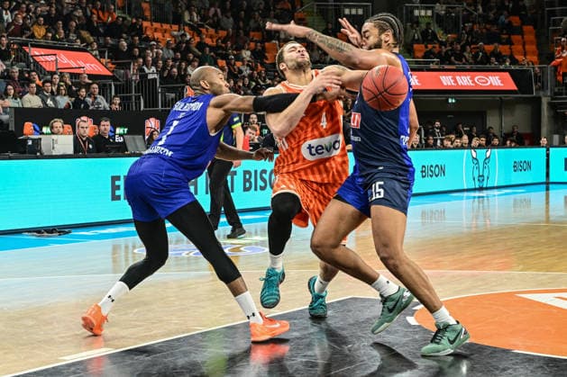 BKT Euro Cup; Ratiopharm Ulm gegen Buducnost VOLI Podgorica, Ratiopharm Arena Ulm 03.02.2026 Christopher Ledlum (ratiopharm Ulm, 4) gegen Rasheed Sulaimon (Buducnost VOLI Podgorica, 1) und Juwan Morgan (Buducnost VOLI Podgorica, 15). Ulm 03.02.2026 - 17. Spieltag BKT EuroCup, Ratiopharm Ulm gegen Buducnost VOLI Podgorica, Ratiopharm Arena Ulm Copyright: xBEAUTIFULxSPORTS Märklx