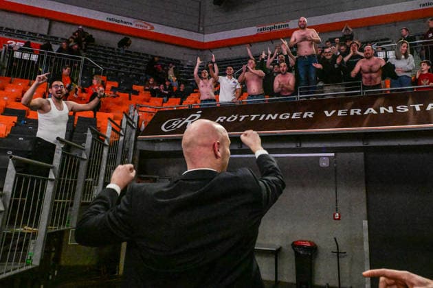 BKT Euro Cup; Ratiopharm Ulm gegen Buducnost VOLI Podgorica, Ratiopharm Arena Ulm 03.02.2026 Head Coach Andrej Zakelj (Buducnost VOLI Podgorica) feiert mit ausgelassenen Fans. Ulm 03.02.2026 - 17. Spieltag BKT EuroCup, Ratiopharm Ulm gegen Buducnost VOLI Podgorica, Ratiopharm Arena Ulm Copyright: xBEAUTIFULxSPORTS Märklx