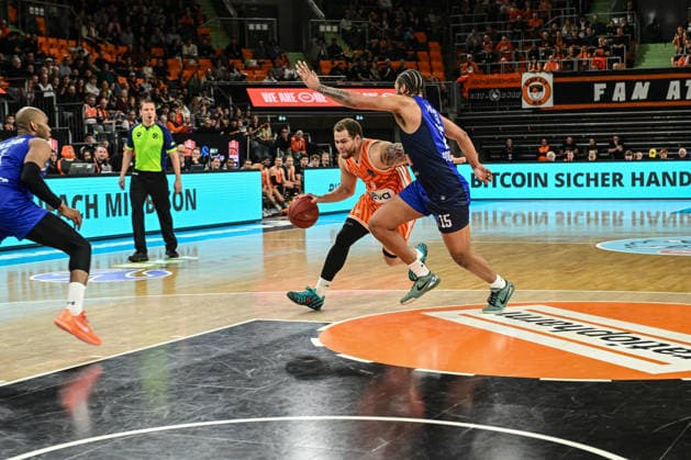 BKT Euro Cup; Ratiopharm Ulm gegen Buducnost VOLI Podgorica, Ratiopharm Arena Ulm 03.02.2026 Christopher Ledlum (ratiopharm Ulm, 4) gegen Juwan Morgan (Buducnost VOLI Podgorica, 15) t Ulm 03.02.2026 - 17. Spieltag BKT EuroCup, Ratiopharm Ulm gegen Buducnost VOLI Podgorica, Ratiopharm Arena Ulm Copyright: xBEAUTIFULxSPORTS Märklx