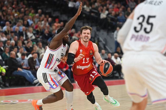 Andreas OBST (FCB), Aktion,Zweikampf gegen Yakuba Ouattara (Paris), Basketball Euro League,Saison 2025 2026, FC Bayern Muenchen - Paris Basketball am 03.02.2026 , S A P G A R D EN