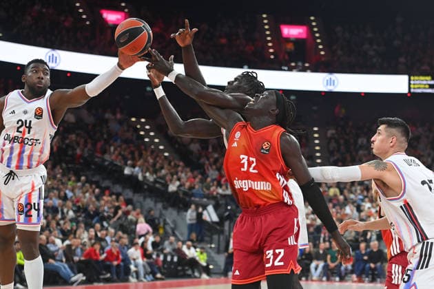 Wenyen GABRIEL (FCB), Aktion,Zweikampf gegen li:Yakuba Ouattara (Paris) Basketball Euro League,Saison 2025 2026, FC Bayern Muenchen - Paris Basketball am 03.02.2026 , S A P G A R D EN