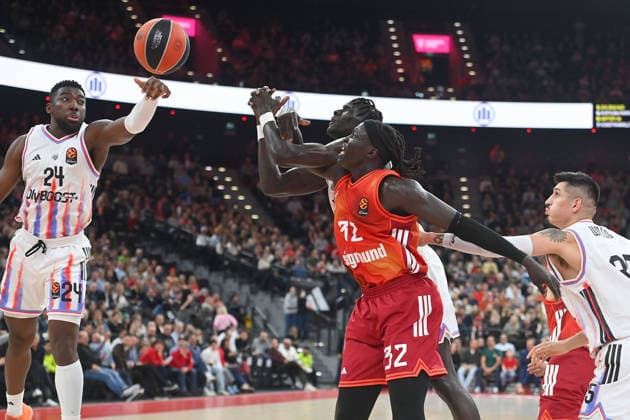 Wenyen GABRIEL (FCB), Aktion,Zweikampf gegen li:Yakuba Ouattara (Paris) Basketball Euro League,Saison 2025 2026, FC Bayern Muenchen - Paris Basketball am 03.02.2026 , S A P G A R D EN