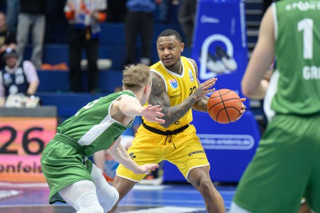 Vitaliy Zotov (Kapfenberg, 45), Charles Callison (MBC, 23), Syntainics MBC vs. Hefte Helfen Bulls Kapfenberg, European North Basketball League 2025 26, Germany, Austria, 03.02.2026. Foto: Schulz Weissenfels Stadthalle Sachsen-Anhalt Deutschland