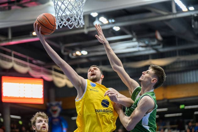 Kresimir Nikic (MBC. 9), Daniel Grgic (Kapfenberg, 18), Syntainics MBC vs. Hefte Helfen Bulls Kapfenberg, European North Basketball League 2025 26, Germany, Austria, 03.02.2026. Foto: Schulz Weissenfels Stadthalle Sachsen-Anhalt Deutschland