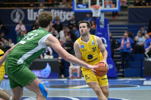 Alex Gross (Kapfenberg, 23), Spencer Reaves (MBC, 31), Syntainics MBC vs. Hefte Helfen Bulls Kapfenberg, European North Basketball League 2025 26, Germany, Austria, 03.02.2026. Foto: Schulz Weissenfels Stadthalle Sachsen-Anhalt Deutschland