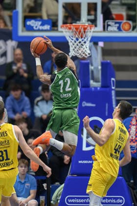Quinton Green (Kapfenberg, 12), Jure Planinic (MBC, 44), Syntainics MBC vs. Hefte Helfen Bulls Kapfenberg, European North Basketball League 2025 26, Germany, Austria, 03.02.2026. Foto: Schulz Weissenfels Stadthalle Sachsen-Anhalt Deutschland