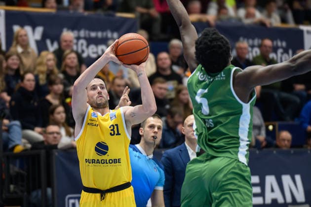 Spencer Reaves (MBC, 31), Taye Fields (Kapfenberg, 5), Syntainics MBC vs. Hefte Helfen Bulls Kapfenberg, European North Basketball League 2025 26, Germany, Austria, 03.02.2026. Foto: Schulz Weissenfels Stadthalle Sachsen-Anhalt Deutschland