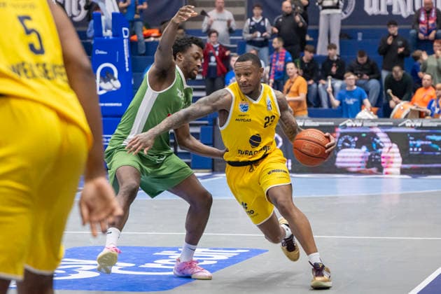 European North Basketball League, ENBL, -2025 2026 - Syntainics MBC vs.Hefte Helfen Bulls Kapfenberg Weissenfels, Deutschland 03.Februar 2026: Im Bild:v. li. im Zweikampf Taye Fields (Kapfenberg) und Charles Callison (Weissenfels) Weissenfels Stadthalle Weissenfels Sachsen-Anhalt Deutschland