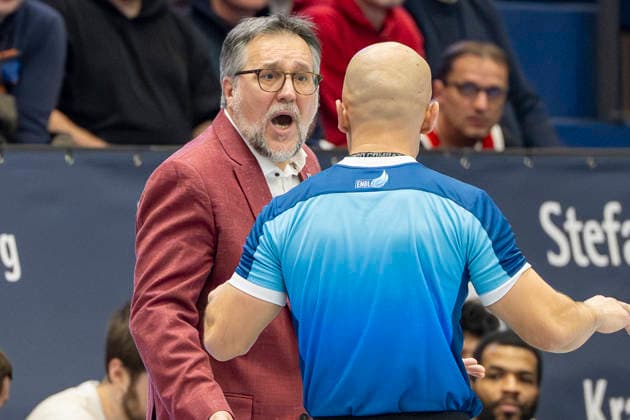 European North Basketball League, ENBL, -2025 2026 - Syntainics MBC vs.Hefte Helfen Bulls Kapfenberg Weissenfels, Deutschland 03.Februar 2026: Im Bild:v.li.Interims Trainer Silvano Poropat (Weissenfels) Mimik, starker Gesichtsausdruck, Emotion, Weissenfels Stadthalle Weissenfels Sachsen-Anhalt Deutschland