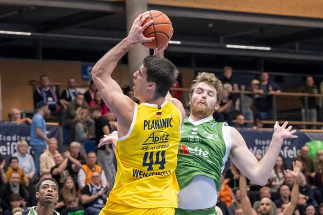 European North Basketball League, ENBL, -2025 2026 - Syntainics MBC vs.Hefte Helfen Bulls Kapfenberg Weissenfels, Deutschland 03.Februar 2026: Im Bild:v.li.Jure Planinic (Weissenfels) und Alex Gross (Kapfenberg) Weissenfels Stadthalle Weissenfels Sachsen-Anhalt Deutschland