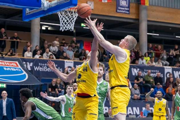 European North Basketball League, ENBL, -2025 2026 - Syntainics MBC vs.Hefte Helfen Bulls Kapfenberg Weissenfels, Deutschland 03.Februar 2026: Im Bild:v.li.Jure Planinic (Weissenfels) und Collin Welp (Weissenfels) Weissenfels Stadthalle Weissenfels Sachsen-Anhalt Deutschland