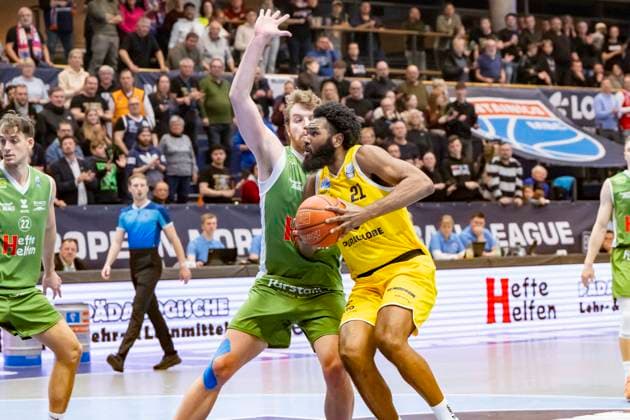 European North Basketball League, ENBL, -2025 2026 - Syntainics MBC vs.Hefte Helfen Bulls Kapfenberg Weissenfels, Deutschland 03.Februar 2026: Im Bild:v.li.Alex Gross (Kapfenberg) und RJ Gunn (Weissenfels) Weissenfels Stadthalle Weissenfels Sachsen-Anhalt Deutschland