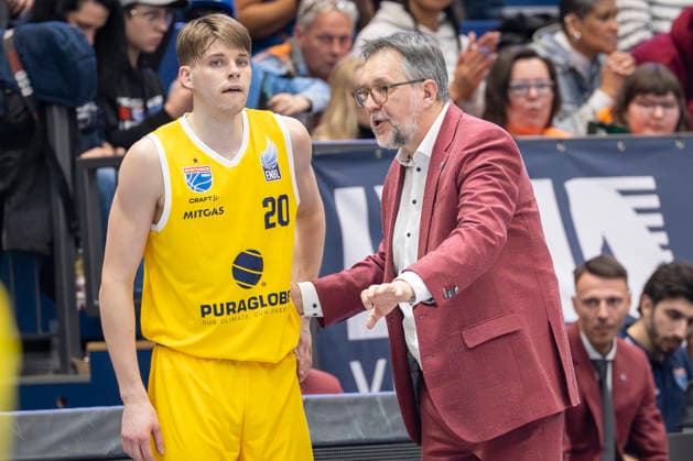 European North Basketball League, ENBL, -2025 2026 - Syntainics MBC vs.Hefte Helfen Bulls Kapfenberg Weissenfels, Deutschland 03.Februar 2026: Im Bild:v.li.Perttu Blomgren (Weissenfels) und Interims Trainer Silvano Poropat (Weissenfels) Gestik, Geste, gestikuliert, Weissenfels Stadthalle Weissenfels Sachsen-Anhalt Deutschland