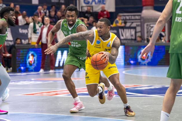 European North Basketball League, ENBL, -2025 2026 - Syntainics MBC vs.Hefte Helfen Bulls Kapfenberg Weissenfels, Deutschland 03.Februar 2026: Im Bild:v.li.Taye Fields (Kapfenberg) und Charles Callison (Weissenfels) Weissenfels Stadthalle Weissenfels Sachsen-Anhalt Deutschland