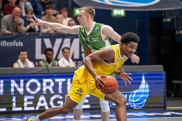 European North Basketball League, ENBL, -2025 2026 - Syntainics MBC vs.Hefte Helfen Bulls Kapfenberg Weissenfels, Deutschland 03.Februar 2026: Im Bild:v.li.Vitalii Zotov (Kapfenberg) und Marcus Foster (Weissenfels) Weissenfels Stadthalle Weissenfels Sachsen-Anhalt Deutschland