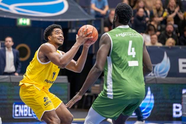 European North Basketball League, ENBL, -2025 2026 - Syntainics MBC vs.Hefte Helfen Bulls Kapfenberg Weissenfels, Deutschland 03.Februar 2026: Im Bild:v.li.Marcus Foster (Weissenfels) und Ryan Lobreau (Kapfenberg) Weissenfels Stadthalle Weissenfels Sachsen-Anhalt Deutschland