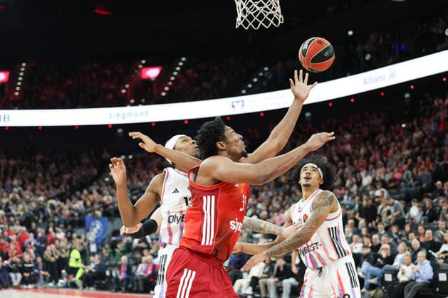 David McCormack (FC Bayern Basketball, 33) mit Allan Dokossi (Paris Basketball, 13) und Lamar Stevens (Paris Basketball, 09), GER, FC Bayern Basketball vs. Paris Basketball, Basketball, Euroleague, 26. Spieltag, Saison 2025 2026, 03.02.2026, GER, FC Bayern Basketball vs. Paris Basketball, Basketball, Euroleague, 26. Spieltag, Saison 2025 2026, 03.02.2026 Muenchen Copyright: xEibner-Pressefoto JennixMaulx EP_JML