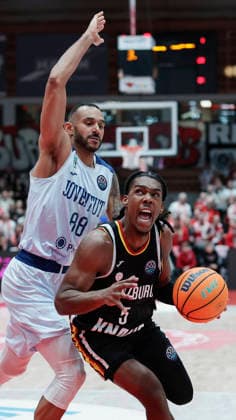 Im Bild: v.li. Adam Hanga (Joventut Badalona, 88) gegen Marcus Carr(Wuerzburg Baskets, 5) 03.02.2026, Fitness First Wuerzburg Baskets vs. Joventut Badalona, Basketball Champions League, Round of 16, Group K, 3. Spieltag, Deutschland, 97072, tectake-Arena Wuerzburg, Copyright: HMBxMedia xJulienxBecker